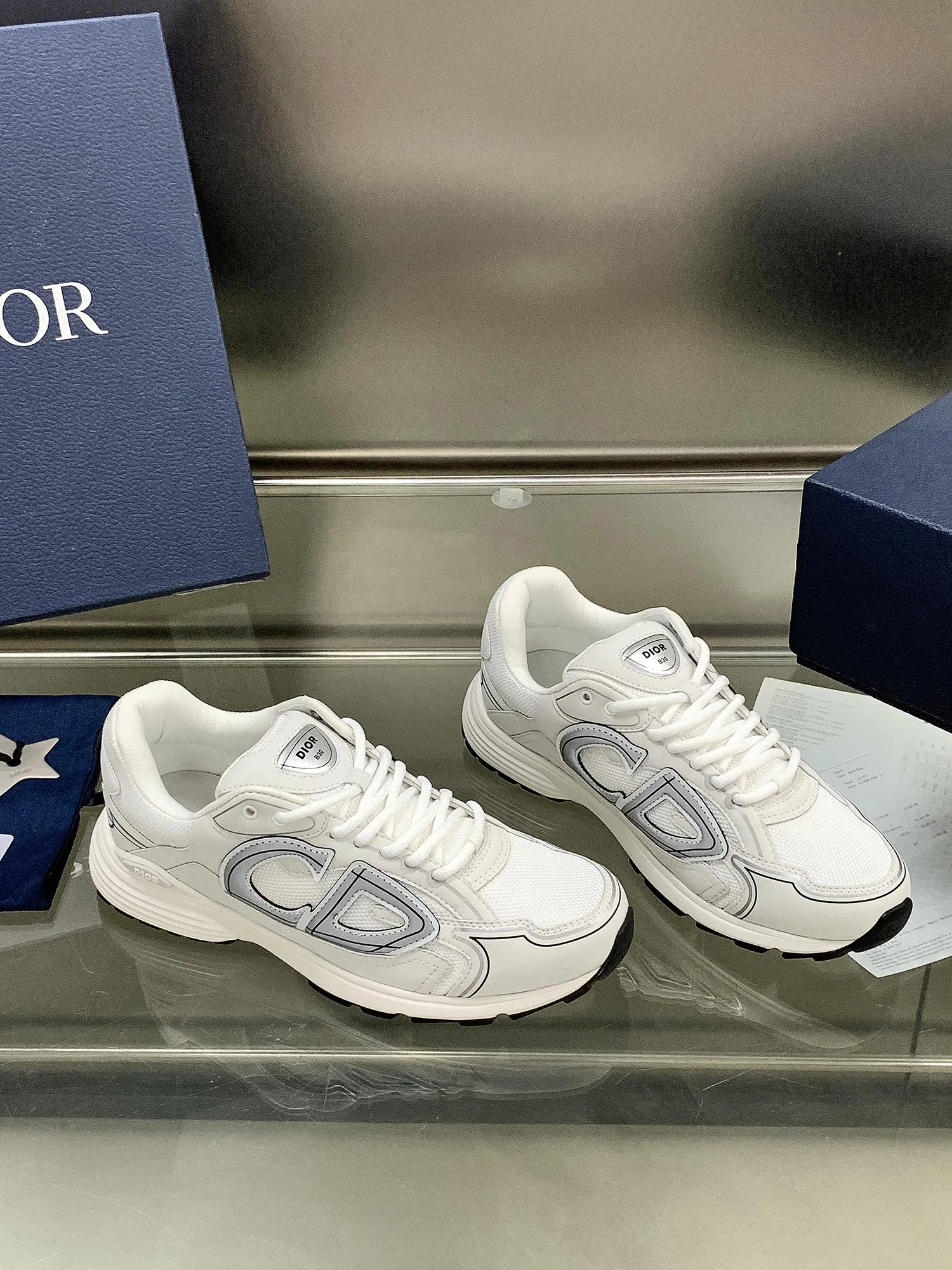 👟👟Ex-factory price 660👟👟 Newly upgraded Dior B30 series dad sneakers. New B30 sneakers. Dad Shoes style shoes that follow the trend of the retro market. The Dior logo on the tongue also indicates that this pair of shoes is the B30 model! B30 uses fine-textured leather and mesh cloth materials to form a shoe body. There are conspicuous letters CD on both sides of the shoe body to indicate identity. Many lines on the shoe body outline details to make the shoes look less monotonous and full of retro flavor. The delivery counter is exquisitely packaged🛍📦 ▪️Fabric: Original customized technical fabric + mesh ▪️Inner lining: Customized breathable lining ▪️Outsole: IP+TPU outsole ▪️Sole thickness: 3.5CM ▪️Size: Women’s size 35-40 / Men’s size 39-45